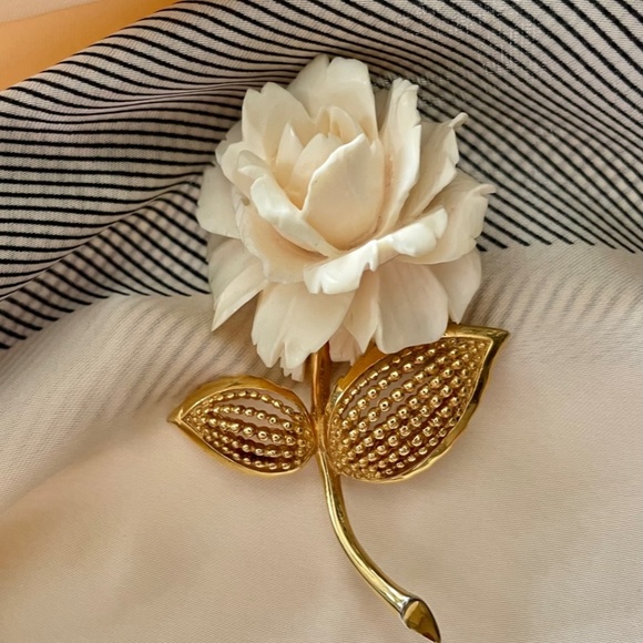 Marcel Boucher Signed and Numbered Vintage Gold Plated,  White Rose Brooch - Picture 11 of 12